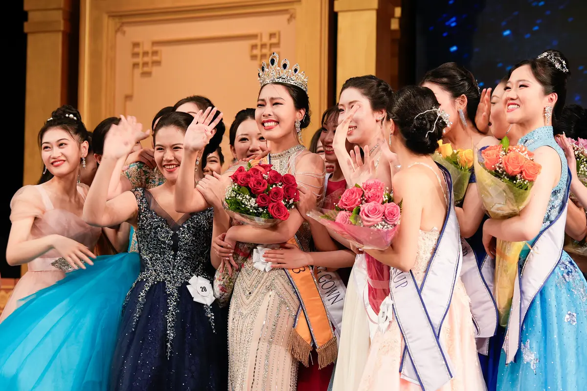 Cô Cynthia Sun sau khi đăng quang Hoa hậu NTD trong Cuộc thi Sắc đẹp Trung Hoa Toàn cầu mùa đầu tiên của Đài truyền hình Tân Đường Nhân, ở Purchase, New York, hôm 30/09/2023. (Ảnh: Samira Bouaou/The Epoch Times).