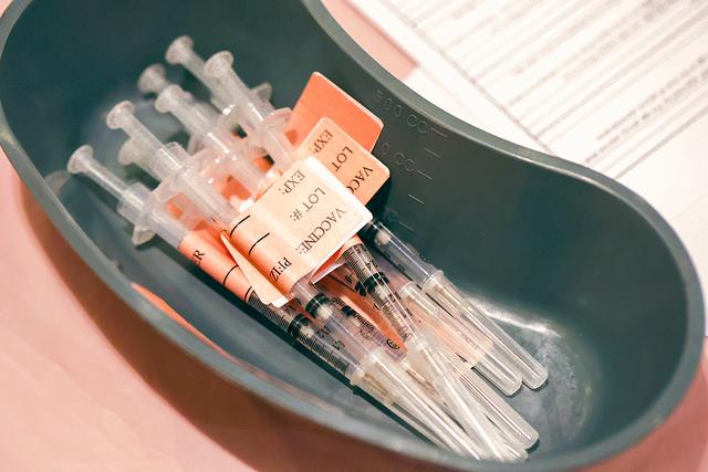 Các ống chích chứa đầy vaccine COVID-19 được đặt trên bàn tại phòng khám chích ngừa COVID-19 trong một bức ảnh.  (Ảnh: Justin Sullivan/Getty Images)