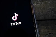 Ứng dụng TikTok được hiển thị trên một chiếc iPhone của Apple. (Ảnh: Drew Angerer/Getty Images)