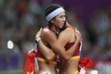 Hai vận động viên Lâm Vũ Vy (Lin Yuwei, trái) và Ngô Diễm Ni (Wu Yanni) thi đấu trong trận chung kết điền kinh 100m vượt rào nữ trong ngày thứ 7 của Đại hội Thể thao Á Châu lần thứ 19 tại Trung tâm thể thao Olympic Hàng Châu, ở Hàng Châu, Trung Quốc, hôm 01/10/2023. Cô Lâm đã đạt huy chương vàng. (Ảnh: Lintao Zhang/Getty Images)