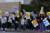 Các nhân viên của Kaiser Permanente giương biểu ngữ phản đối bên ngoài bệnh viện trong một cuộc đình công ở khu vực thành phố Panorama của Los Angeles hôm 04/10/2023. (Ảnh: Richard Vogel/AP)