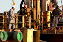 Công nhân lắp đặt giàn khoan dầu ở mỏ dầu Permian Basin ở Stanton, Texas, hôm 12/03/2022. (Ảnh: Joe Raedle/Getty)