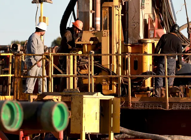 Công nhân lắp đặt giàn khoan dầu ở mỏ dầu Permian Basin ở Stanton, Texas, hôm 12/03/2022. (Ảnh: Joe Raedle/Getty)