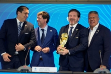 Chủ tịch Hiệp hội Bóng đá Paraguay Robert Harrison (bên trái), đại biểu FIFA Ignacio Alonso (ở giữa), Chủ tịch Conmebol Alejandro Dominguez (thứ 3 bên trái), và Phó chủ tịch Conmebol Claudio Tapia đứng lên sau khi công bố các nước đăng cai giải bóng đá World Cup ở Luque, Paraguay, hôm 04/10/2023. (Ảnh: Jorge Saenz/AP)