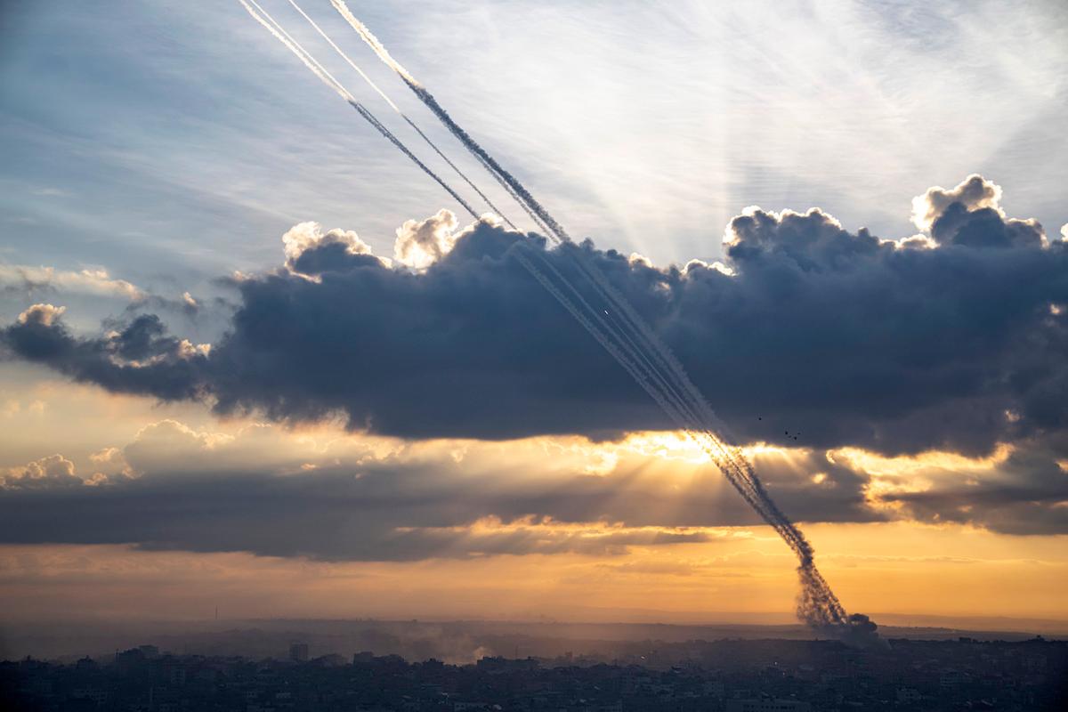 Hỏa tiễn được bắn về phía Israel từ Gaza, hôm 07/10/2023. (Ảnh: AP Photo/Fatima Shbair)