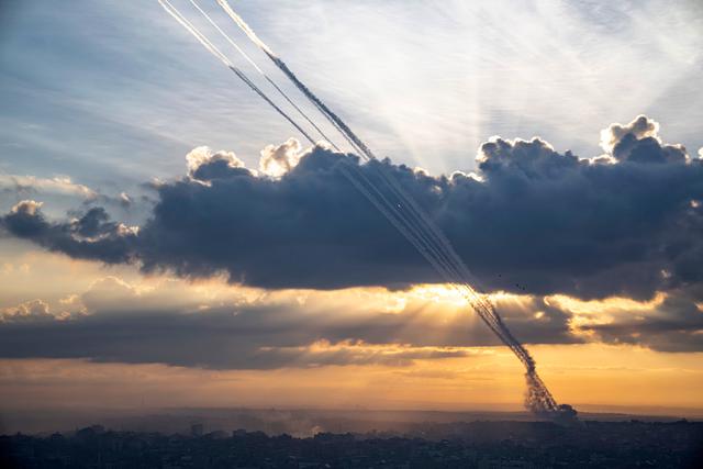 Những quả hỏa tiễn được bắn từ Gaza về phía Israel, hôm 07/10/2023. (Ảnh: AP Photo/Fatima Shbair)
