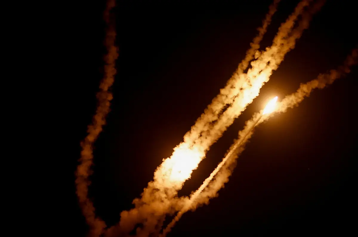 Một hỏa tiễn phóng từ Gaza vào Israel, chụp tại Gaza, hôm 07/10/2023 (Ảnh: Ibraheem Abu Mustafa/Reuters)