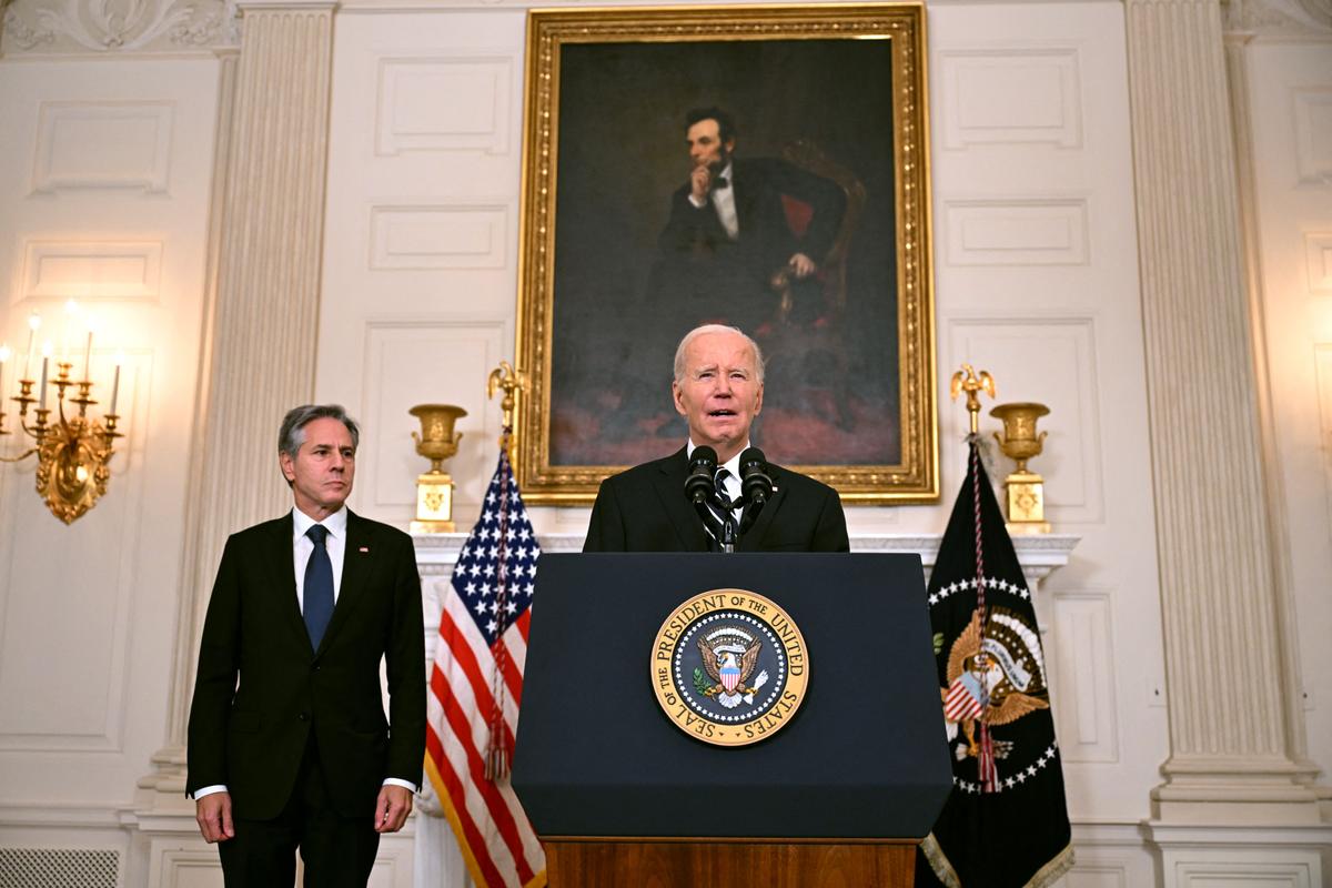 Tổng thống Joe Biden, cùng với Ngoại trưởng Antony Blinken, đọc bài diễn văn về các cuộc tấn công ở Israel từ Phòng Quốc yến của Tòa Bạch Ốc ở Thủ đô Hoa Thịnh Đốn, hôm 07/10/2023. (Ảnh: Jim Watson/AFP qua Getty Images)
