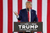 Cựu Tổng thống Donald Trump thuyết trình trong một cuộc vận động tranh cử ở Waterloo, Iowa, hôm 07/10/2023. (Ảnh: Kamil Krzaczynski/AFP/Getty Images)