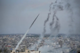 Tổ chức khủng bố Hamas phóng hỏa tiễn từ Dải Gaza về phía Israel, ở Gaza, hôm 07/10/2023. (Ảnh: AP Photo/Hatem Moussa)