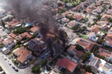 Ảnh chụp từ trên không cho thấy nhiều xe hơi bốc cháy khi bị trúng những hỏa tiễn được phóng từ Dải Gaza, vào Ashkelon, miền nam Israel, hôm 07/10/2023. (Ảnh: Ilan Rosenberg/Reuters)