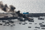 Khói bốc lên từ một chiếc thuyền sau các cuộc tấn công của Israel, tại Cảng Gaza, hôm 08/10/2023. (Ảnh: Mohammed Salem/Reuters)