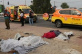 Thi thể của thường dân thiệt mạng trong các cuộc tấn công khủng bố của Hamas được nhìn thấy ở thành phố Sderot phía nam Israel hôm 07/10/2023. (Ảnh: Baz Ratner/AFP qua Getty Images)