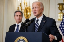 Tổng thống Joe Biden, cùng với Ngoại trưởng Antony Blinken, nói về các cuộc tấn công ở Israel từ Phòng Quốc yến của Tòa Bạch Ốc ở Thủ đô Hoa Thịnh Đốn, hôm 07/10/2023.  (Ảnh: Samuel Corum/Getty Images)