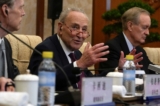 Ông Chuck Schumer, Lãnh đạo khối đa số tại Thượng viện Hoa Kỳ (giữa) nói chuyện với Ngoại trưởng Trung Quốc Vương Nghị (không có trong ảnh) tại Nhà khách Điếu Ngư Đài ở Bắc Kinh, hôm 09/10/2023. (Ảnh: Andy Wong/AFP qua Getty Images)