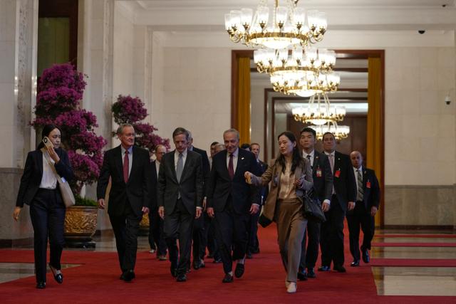 Lãnh đạo Đa số Thượng viện Hoa Kỳ Chuck Schumer (giữa, bên phải) và phái đoàn của ông tới tham dự cuộc gặp song phương với lãnh đạo Trung Quốc Tập Cận Bình tại Bắc Kinh hôm 09/10/2023. (Ảnh: Andy Wong/AFP qua Getty Images)