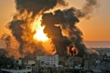 Ngọn lửa bùng lên lúc bình minh ở Khan Yunish sau một cuộc không kích của Israel vào các mục tiêu ở phía nam dải Gaza, sáng sớm ngày 12/05/2021. (Ảnh: Youssef Massoud/AFP qua Getty Images)