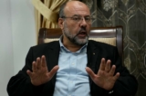 Ông Ali Barakeh, một thành viên ban lãnh đạo của Hamas hiện đang sống lưu vong, nói chuyện trong một cuộc phỏng vấn với The Associated Press ở Beirut, Lebanon, hôm 09/10/2023. (Ảnh: AP Photo/Hussein Malla)