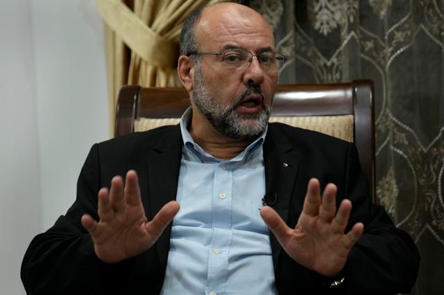 Ông Ali Barakeh, một thành viên ban lãnh đạo của Hamas hiện đang sống lưu vong, nói chuyện trong một cuộc phỏng vấn với The Associated Press ở Beirut, Lebanon, hôm 09/10/2023. (Ảnh: AP Photo/Hussein Malla)