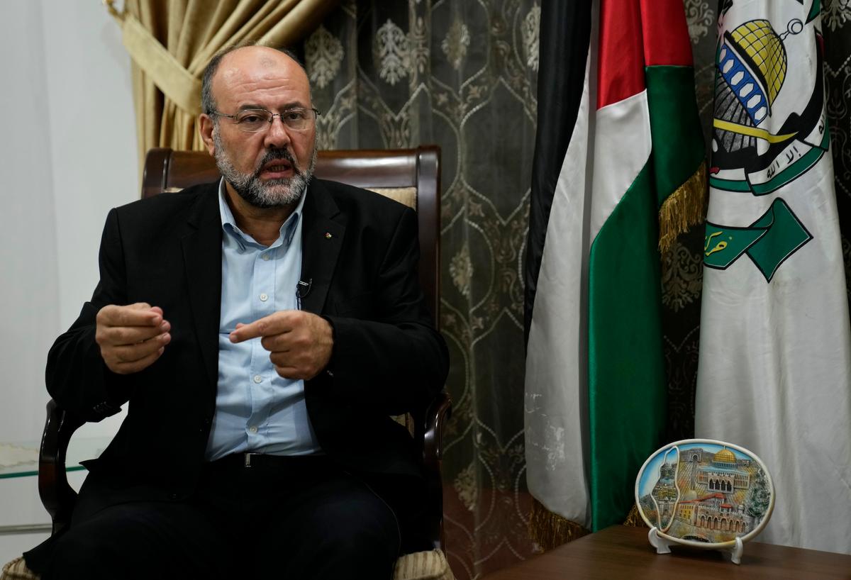 Ông Ali Barakeh, một thành viên sống lưu vong trong ban lãnh đạo Hamas, nói trong một cuộc phỏng vấn với The Associated Press tại Beirut, Lebanon hôm 09/10/2023. (Ảnh: AP Photo/Hussein Malla)