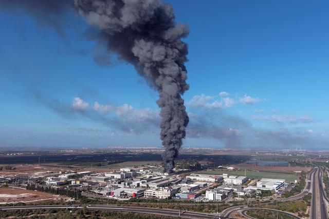 Khói bốc lên cao ở khu vực Rehovot khi các hỏa tiễn được phóng ra từ Dải Gaza, ở Israel, hôm 07/10/2023. (Ảnh: Ilan Rosenberg/Reuters)