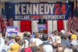 Ứng cử viên tổng thống Robert F. Kennedy, Jr. đưa ra một thông báo về chiến dịch tranh cử tại một cuộc họp báo ở Philadelphia, Pennsylvania, hôm 09/10/2023. Ông Kennedy tuyên bố sẽ rút lui khỏi vòng tranh cử sơ bộ của Đảng Dân Chủ và sẽ tranh cử tổng thống với tư cách ứng cử viên độc lập. (Ảnh: Jessica Kourkounis/Getty Images)