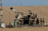 Lính pháo binh IDF chuẩn bị xung quanh xe thiết giáp của họ ở Netivot, Israel, hôm 10/10/2023. (Ảnh: Alexi J. Rosenfeld/Getty Images)