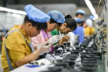 Công nhân làm việc trên dây chuyền lắp ráp sản xuất loa tại một nhà máy ở Phú Dương, tỉnh An Huy, Trung Quốc, hôm 30/06/2023. (Ảnh: STR/AFP qua Getty Images)