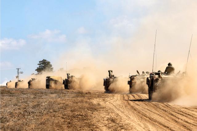 Xe tăng và các xe khác của quân đội Israel khai triển dọc biên giới với Dải Gaza ở miền nam Israel hôm 13/10/2023. (Ảnh: Jack Guez/AFP qua Getty Images)