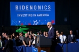 Tổng thống Joe Biden nói về trường phái kinh tế Biden (Bidenomics), công bố các khoản đầu tư sản xuất sạch vào các trung tâm hydro sạch trong khu vực tại bến tàu Tioga ở Philadelphia, Pennsylvania, hôm 13/10/2023. (Ảnh: Madalina Vasiliu/The Epoch Times)