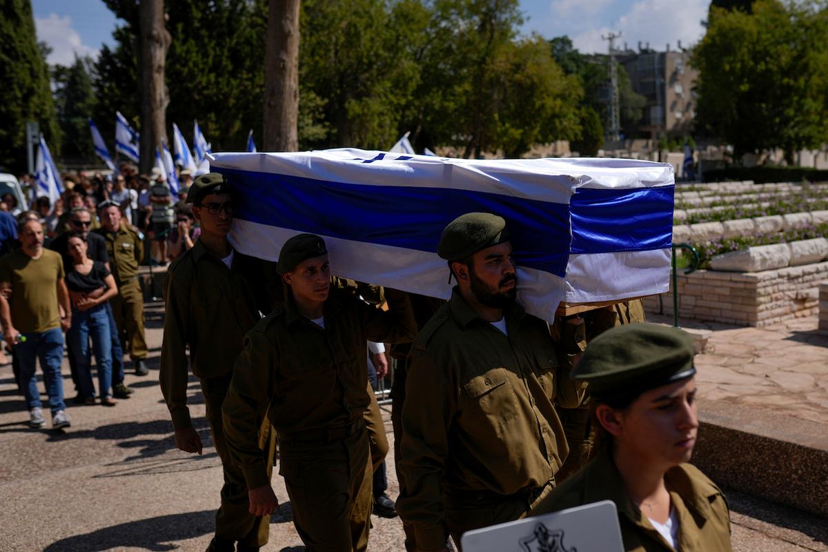 Các binh sĩ Israel khiêng quan tài phủ cờ của cô Maya Villalobo trong đám tang của cô tại nghĩa trang quân sự ở Givatayim, Israel, hôm 13/10/2023. (Ảnh: Francisco Seco/AP)