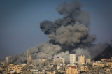 Khói cuộn lên trong cuộc không kích của Israel vào các mục tiêu của Hamas ở thành phố Gaza hôm 12/10/2023. (Ảnh: Mahmud Hams/AFP qua Getty Images)