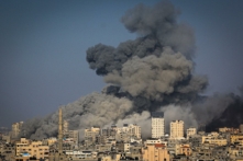 Khói bốc lên cuồn cuộn trong cuộc không kích của Israel vào các mục tiêu Hamas ở thành phố Gaza hôm 12/10/2023. (Ảnh: Mahmud Hams/AFP qua Getty Images)