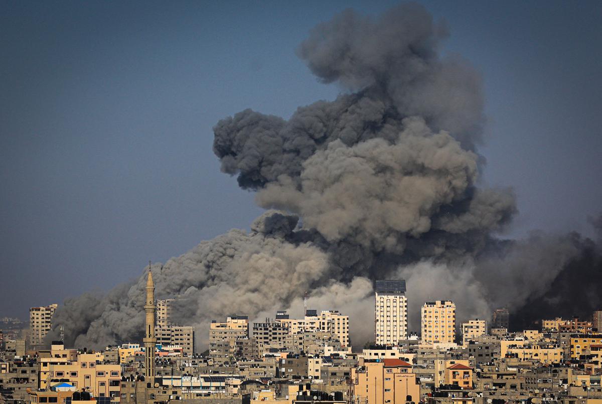 Khói bốc lên cuồn cuộn trong cuộc không kích của Israel vào các mục tiêu Hamas ở thành phố Gaza hôm 12/10/2023. (Ảnh: Mahmud Hams/AFP qua Getty Images)