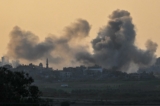 Khói bốc lên từ các tòa nhà nhìn từ phía biên giới Israel khi quân đội Israel tiến hành oanh tạc ở phía bắc Gaza vào ngày 15/10/2023. (Ảnh: Alexi J. Rosenfeld/Getty Images)