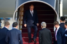 Tổng thống Nga Vladimir Putin đến Phi trường Quốc tế ở Thủ đô Bắc Kinh, hôm 17/10/2023. (Ảnh: Parker Song - Pool/Getty Images)