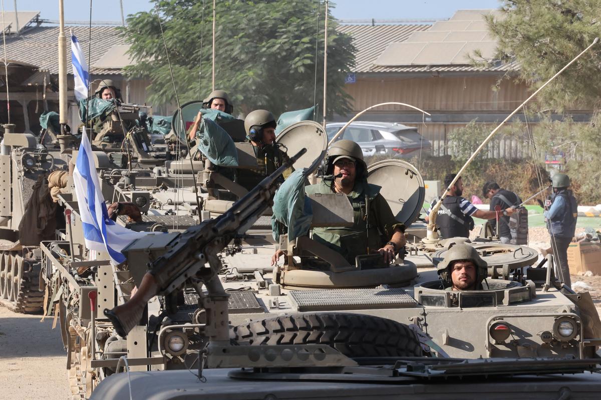 Binh sĩ Israel đồn trú bên ngoài kibbutz Beeri gần biên giới với Dải Gaza hôm, 15/10/2023. (Ảnh: Jack Guez/AFP qua Getty Images)