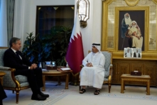 Thủ tướng kiêm Bộ trưởng Ngoại giao Qatar Mohammed bin Abdulrahman Al Thani (phải) và Ngoại trưởng Hoa Kỳ Antony Blinken tham dự một cuộc họp ở Doha hôm 13/10/2023. Ông Blinken bắt đầu chuyến công du tới các thủ đô Ả Rập hôm 12/10 để tìm cách gây áp lực lên Hamas trong khi Israel chuẩn bị sẵn sàng cho một cuộc tấn công lớn vào Dải Gaza sau các cuộc tấn công của phiến quân này. (Ảnh: Jacquelyn Martin/Pool/AFP qua Getty Images)