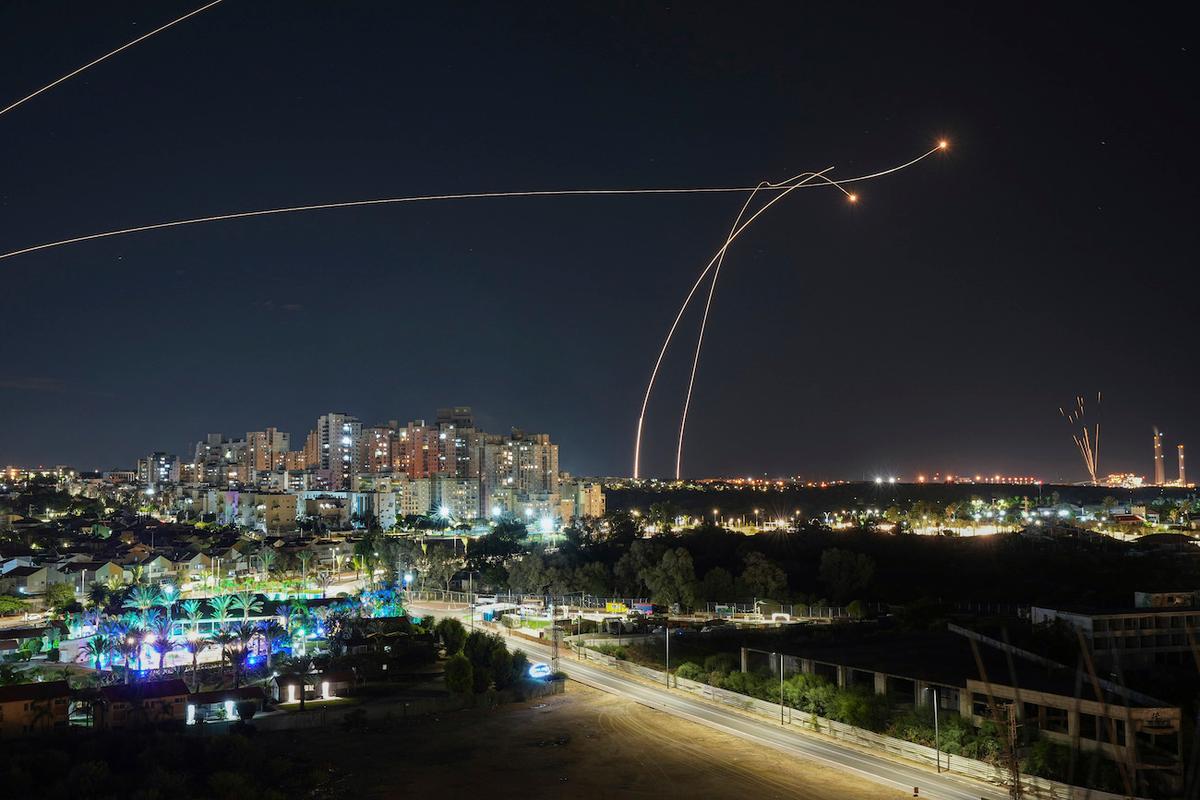 Hệ thống phòng không Iron Dome của Israel chặn một hỏa tiễn bắn từ Dải Gaza, ở Ashkelon, Israel, hôm 17/10/2023. (Ảnh: Tsafrir Abayov/AP Photo)