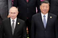 Tổng thống Nga Vladimir Putin (Trái) và nhà lãnh đạo Trung Quốc Tập Cận Bình cùng các nhà lãnh đạo khác chụp ảnh nhóm tại Diễn đàn Hợp tác Quốc tế Vành đai và Con đường lần thứ ba tại Đại lễ đường Nhân dân ở Bắc Kinh hôm 18/10/2023. (Ảnh: Suo Takekuma/POOL/AFP qua Getty Images)