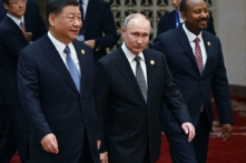 Tổng thống Nga Vladimir Putin và lãnh đạo Trung Quốc Tập Cận Bình đang bước đến để chuẩn bị chụp ảnh nhóm cùng với các nhà lãnh đạo khác trong Diễn đàn Hợp tác Quốc tế Vành đai và Con đường lần thứ ba tại Đại lễ đường Nhân dân ở Bắc Kinh hôm 18/10/2023. (Ảnh: Grigory Sysoyev/Pool/AFP qua Getty Images)