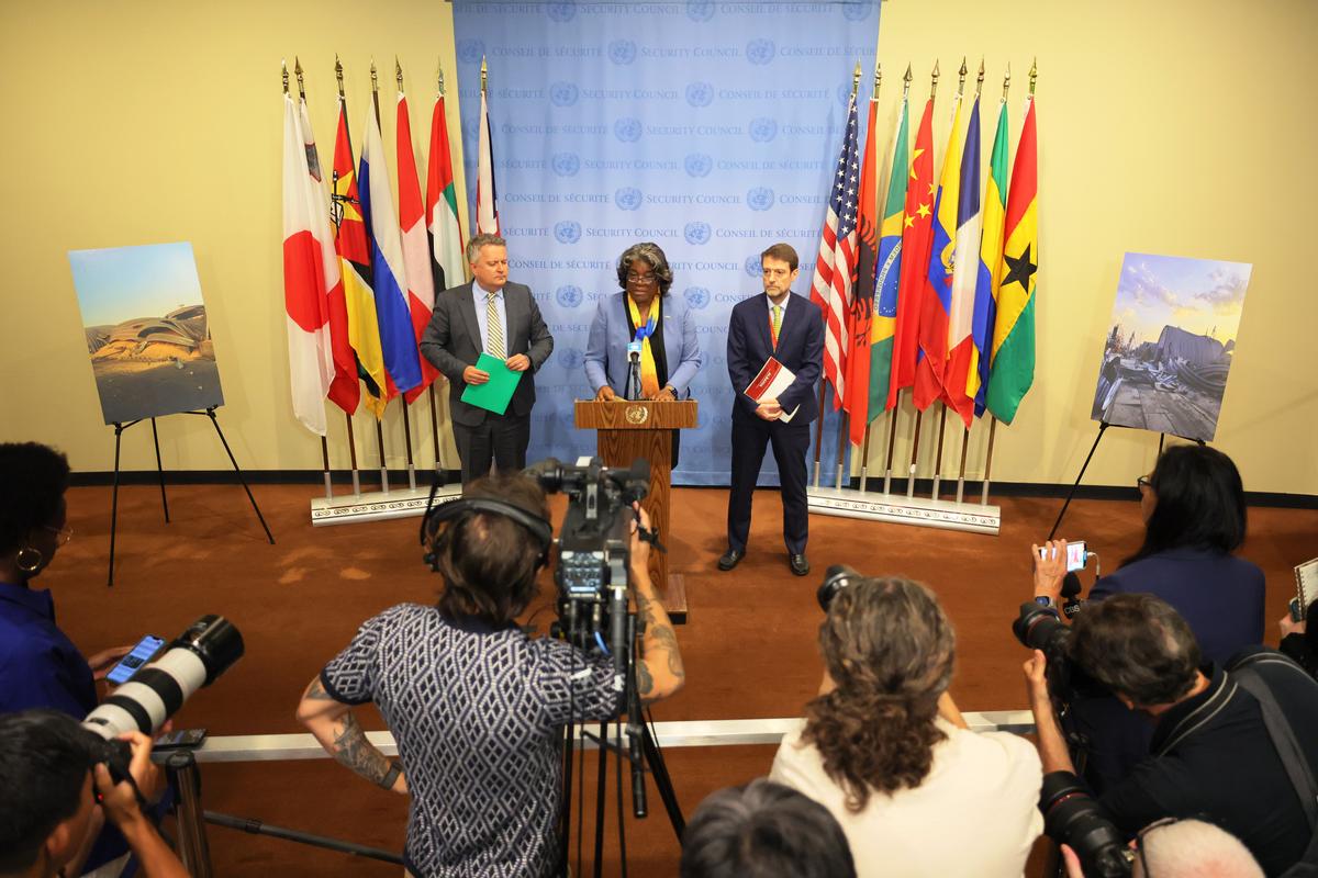 Đại sứ Linda Thomas-Greenfield, Đại diện của Hoa Kỳ tại Liên Hiệp Quốc, (giữa) nói trong cuộc họp báo tại trụ sở An ninh Liên Hiệp Quốc ở thành phố New York hôm 24/08/2023. (Ảnh: Michael M. Santiago/Getty Images)