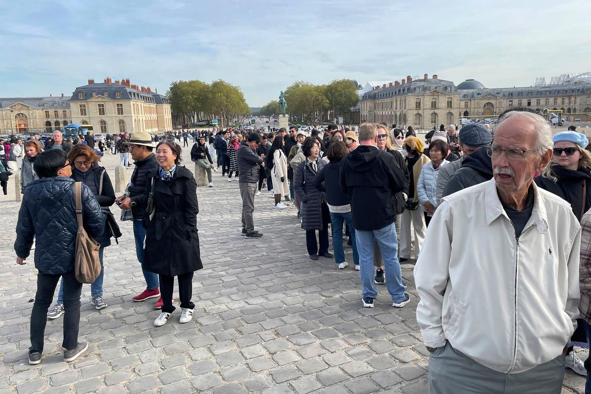 Khách du lịch chờ đợi bên ngoài Cung điện Versailles ở Versailles, Pháp, hôm 17/10/2023. (Ảnh: Pat Eaton-Robb/AP Photo)