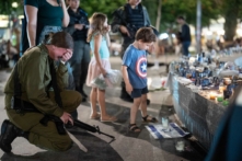 Mọi người tụ tập và thắp nến để tưởng nhớ các nạn nhân bị những kẻ khủng bố Hamas sát hại tại Quảng trường Dizengoff ở Tel Aviv, hôm 22/10/2023. (Ảnh: Dima Vazinovich/Những hình ảnh về Trung Đông qua AFP qua Getty Images)