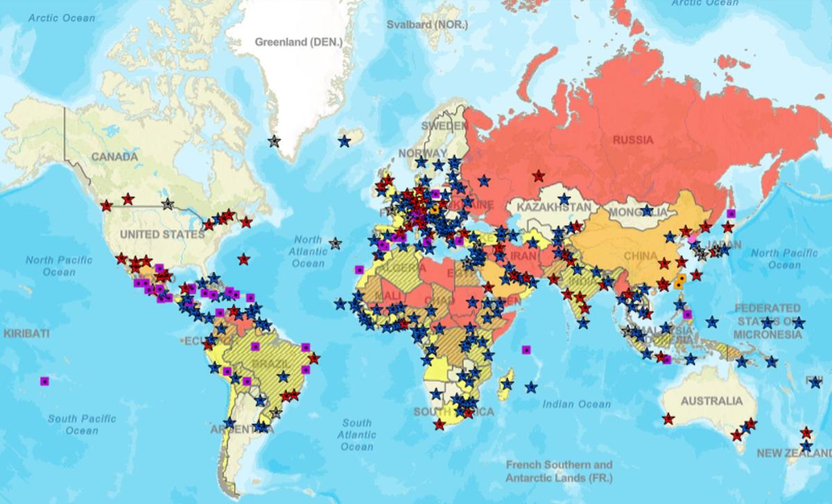 Một bản đồ của Bộ Ngoại giao hiển thị các cảnh báo đi lại trên toàn thế giới. Các quốc gia được đánh dấu màu đỏ sẫm là những nơi mà người Mỹ không nên đi tới. (Ảnh: Bộ Ngoại giao Hoa Kỳ/Ảnh chụp màn hình qua The Epoch Times)