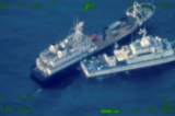 Một tàu dân quân Trung Quốc, phía trên, và tàu tuần duyên Philippines BRP Cabra khi họ tiếp cận Bãi cạn Second Thomas, người địa phương gọi là Bãi cạn Ayungin (Bãi Cỏ Mây), tại Biển Đông đang tranh chấp hôm 22/10/2023. (Ảnh: Lực lượng vũ trang Philippines qua AP)