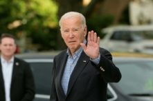 Tổng thống Joe Biden vẫy tay khi rời Nhà thờ Công giáo St. Edmond ở Bãi biển Rehoboth, Delaware, hôm 21/10/2023. (Ảnh: Kent Nishimura/AFP qua Getty Images)