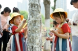 Trẻ em vẽ trên tấm nhựa tại công viên, nhân Ngày Quốc tế Thiếu nhi ở Hải An, tỉnh Giang Tô, miền đông Trung Quốc, ngày 01/06/2022. (Ảnh: STR/AFP qua Getty Images)