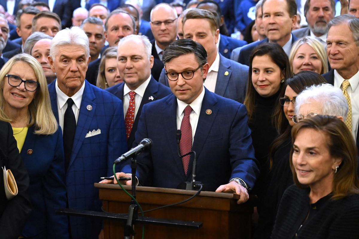 Ông Mike Johnson (Cộng Hòa-Louisiana) (ở giữa) trình bày sau khi được Đảng Cộng Hòa đề cử làm chủ tịch Hạ viện tại Capitol Hill, ở Hoa Thịnh Đốn, hôm 24/10/2023. (Ảnh: Saul Loeb/AFP qua Getty Images)