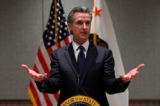 Thống đốc California Gavin Newsom nói trong một cuộc họp báo ở Bắc Kinh, hôm 25/10/2023. (Ảnh: Wang Zhao/AFP qua Getty Images)